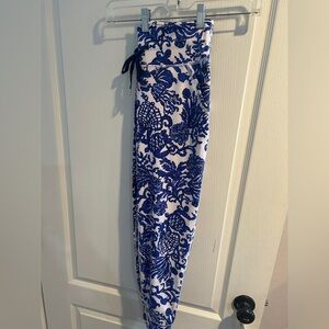 Lilly Pulitzer Blue and White Patterned Draw String Leggings with pockets.